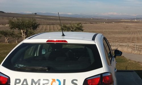 Coche comercial en ruta_opt coche comercial en ruta